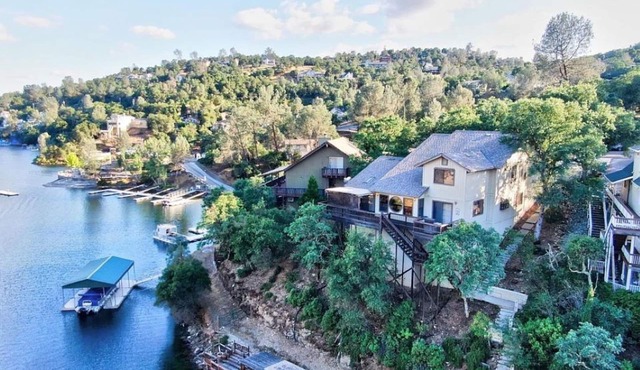 Lakefront Home wPrivate Dock in no wake zone. Perfect for floating in the lake