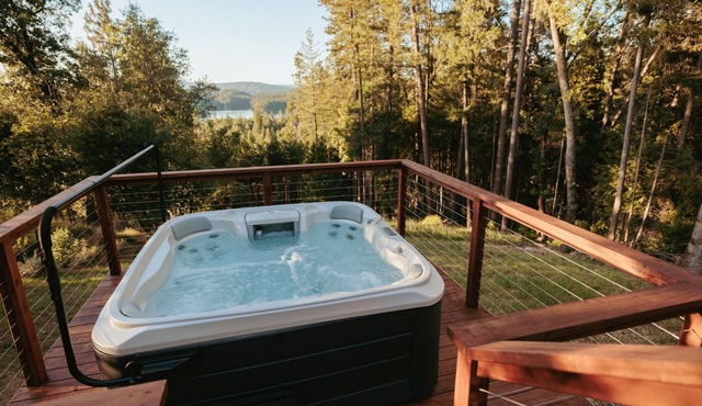 Lakeview lodge with hot tub near Rollins Lake