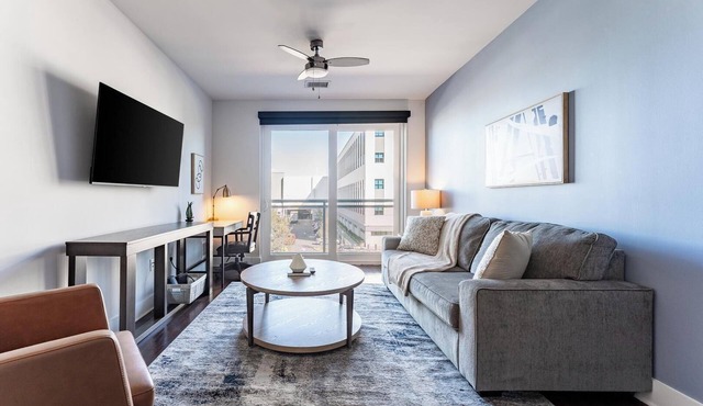 Landing | Chic 1BD, Gym, Rooftop Lounge