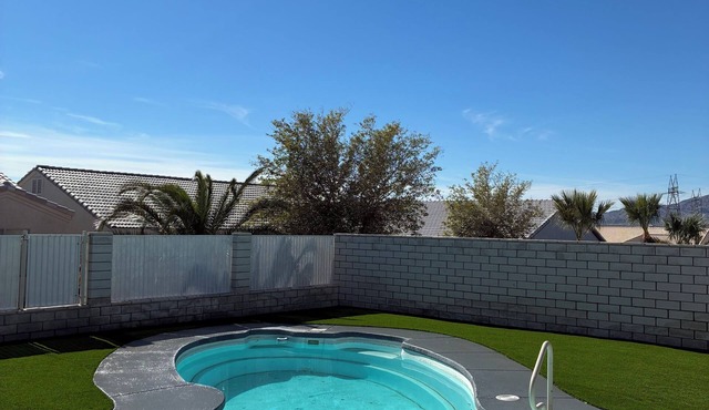 Large 3-bedroom Pool Home in Bullhead City close to the Casinos, Lake and River