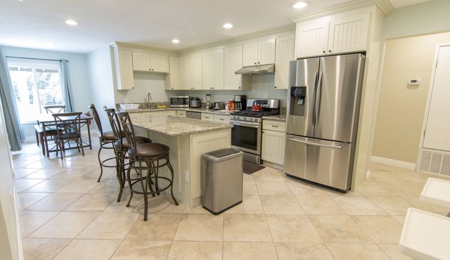 Large home by disneyland, convention, beach, stadium. Anaheim ice rink