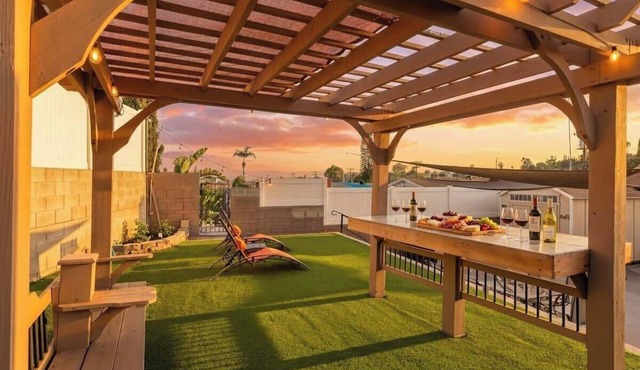 Large Home, Hot Tub, Firepit, BBQ, Attached Studio