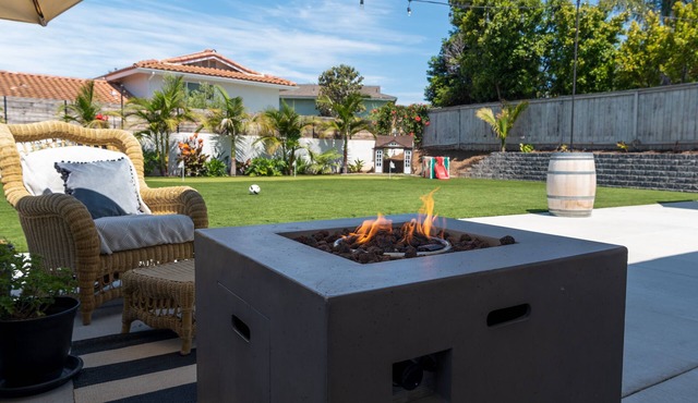 Large turf yard, putt putt, soccer net, fire pit, gas grill & more!