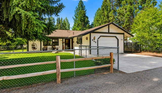 Lazy Meadow - Game On Cozy Cabin with Hot Tub and Pool Table