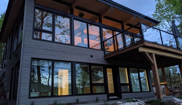 Le Riverain. Riverfront Modern Cottage. in La Pêche