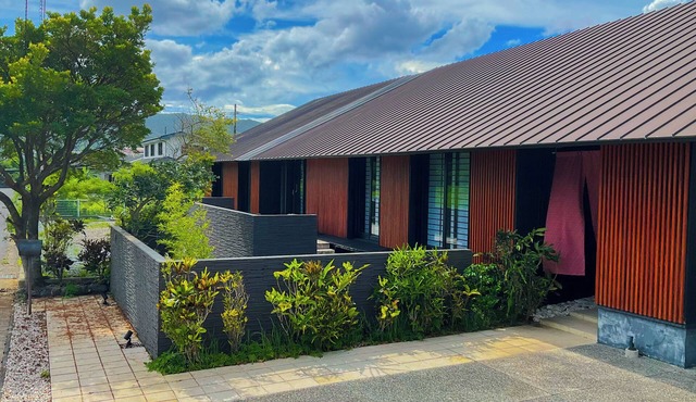 Limited to one pair per day! The entire building is reserved for private use! A luxurious inn designed in a modern Japanese style! You can enjoy your private time in the nature of Amami Oshima with a large projector. ⭐︎
