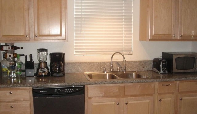 LOCATION! LOCATION! House near Hollywood Walk of Fame & tourist attractions!