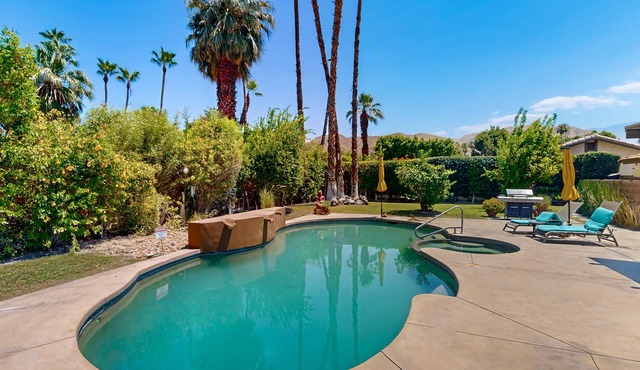 Lovely home with firepit and private pool with spa - dogs welcome