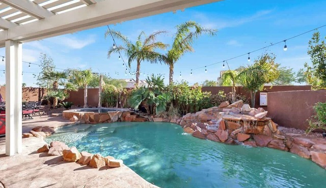 Lux 3BR Oasis Near Strip w/Heated Pool & Jacuzzi!