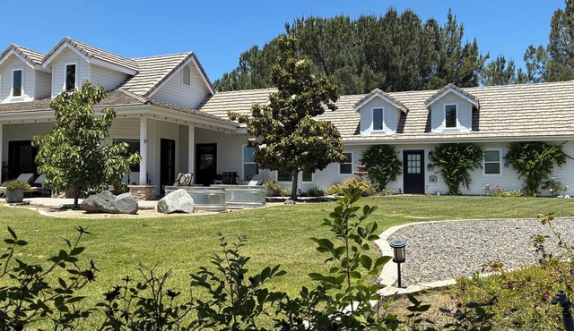 Lux Vineyard Escapes- Hilltop Farmhouse