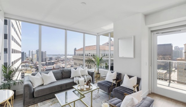 LUXE 2BR 2 Bath apartment with ameneties in beautiful downtown San Diego in San Diego