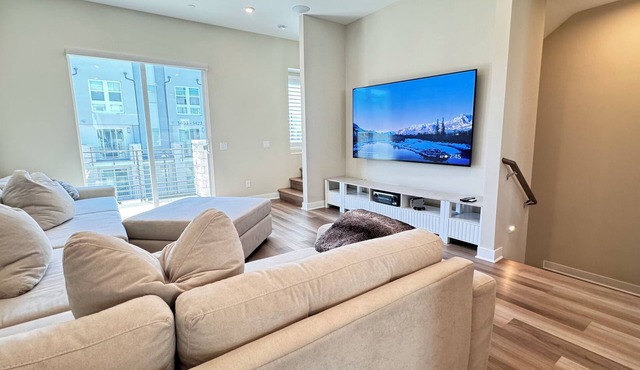 Luxe 4-bedroom townhome in Anaheim with WiFi, EV, Pool, Rooftop & Disneyland