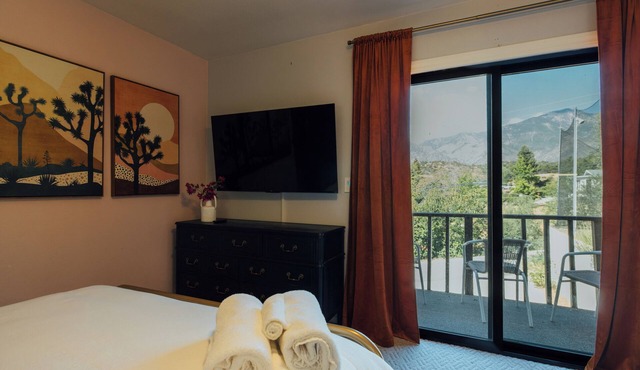 Luxe Hilltop Haven Spa, Game Room, Firepit & Views Sleeps 20 in Yucaipa