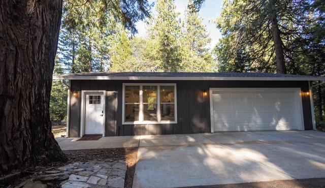 Luxurious, private woodland casita near downtown Grass Valley
