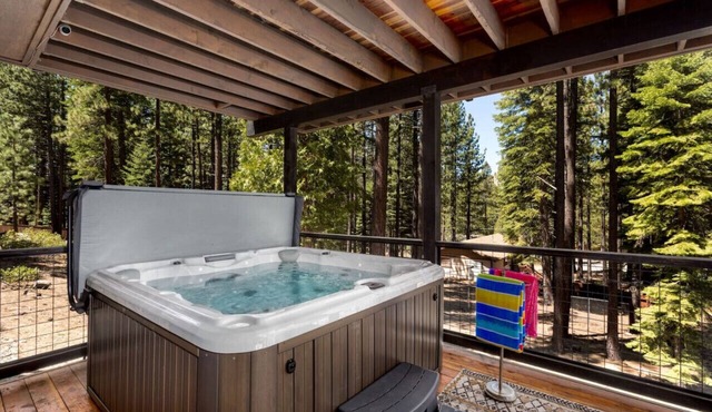Luxury 4 Bedroom Home with Hot Tub