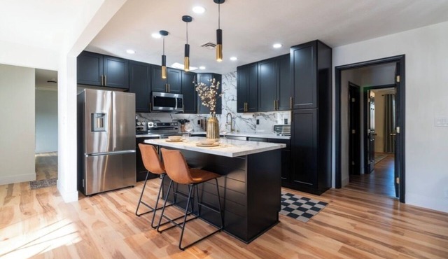Luxury 5-bedroom house in historic DTLV with hot tub, peloton and record player