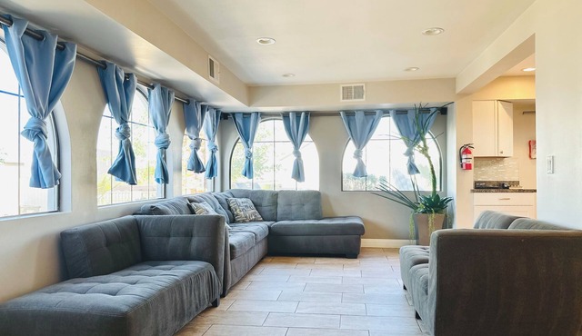 Luxury 7BR 5BA Villa Heated POOL & JACUZZI in Las Vegas