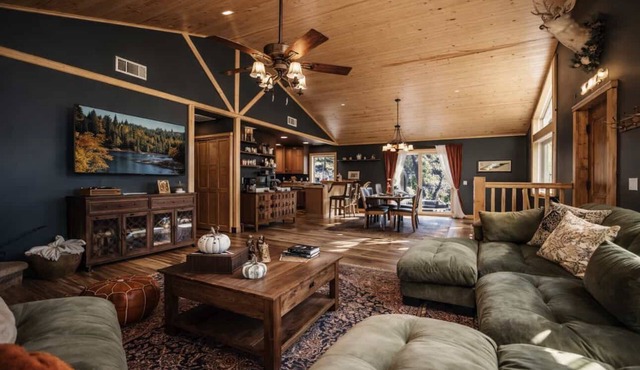 Luxury Cabin Movie Theater Hot Tub house Generator Treehouse 1 Acre