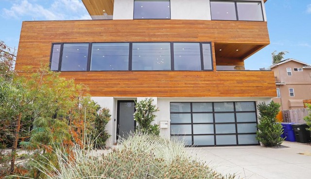 Luxury Dream Home - Massive Rooftop Patio, Zen Garden, AC & Fast Wifi!