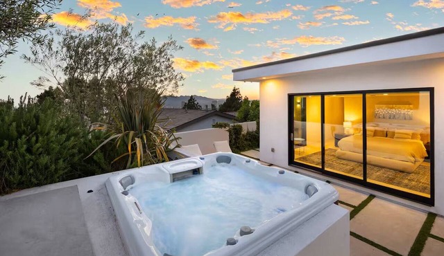 Luxury Glendale Hillside Retreat w/Views, Spa & BBQ
