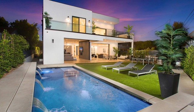 Luxury home with Pool/Movie Theater/Sauna/GYM