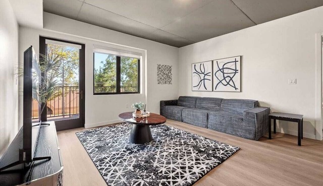 Luxury King 2B2B｜Pool & Gym｜TV in all Rooms in Monrovia