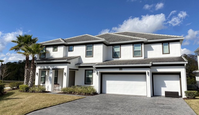 Luxury Lake view 9bd Home Near Disney Sleeps 20