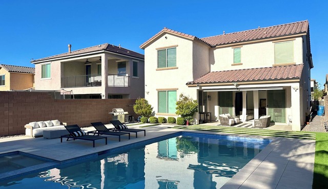 Luxury Modern Retreat with Pool & Spa – Near the Strip