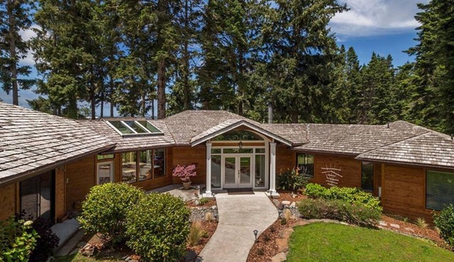 Luxury Retreat with Bay Views on 2.5 Acres