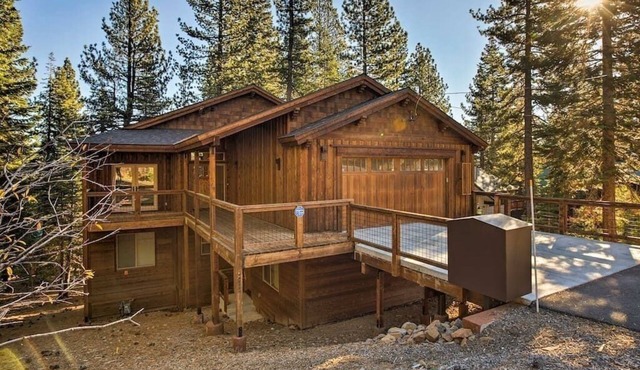 Luxury Tahoe Truckee Retreat Hot Tub, Chef Kitchen, Game Room, BBQ & EV Charger