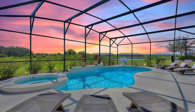 Luxury Villa on a great lot! Pool, Spa, Movie & Arcade. Close to Disney & Golf!
