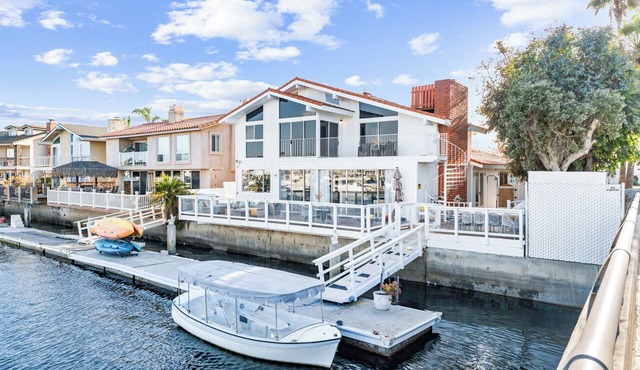 Luxury Waterfront Retreat with Private Dock, Kayaks, Paddle Board.