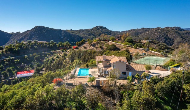 Magical and Luxury Villa/Tennis, Pool~Hot Spa, Views, Wine, Avocados