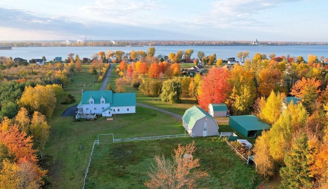 Magnificent Ranch-style estate with Spa, game room. 10min from Trois-Rivieres in Bécancour