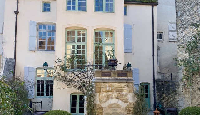 Maison Monument Historique et son Jardin de Buis Taillés in Champlitte