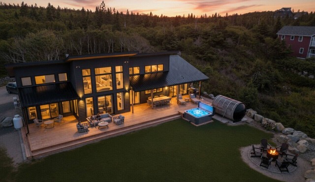 Majestic Oceanfront Chalet - Hot tub and Sauna- Private in South Shore