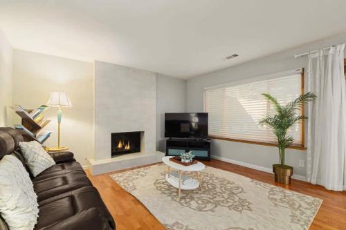 Marbella Lane - 4BR w Gem Pool in SiliconValley