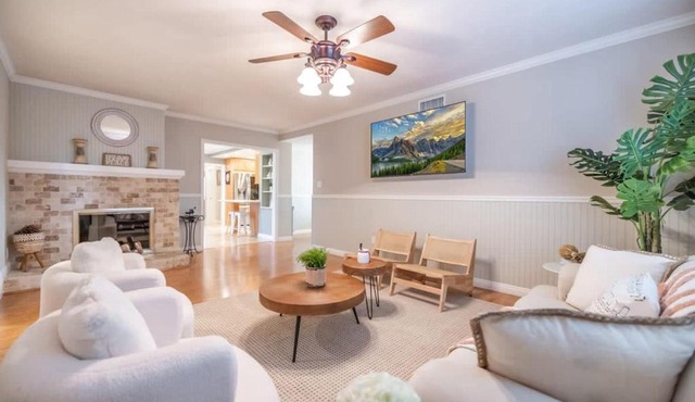 Marbella Lane - Charming 4BR Bungalo for Relaxing Retreat