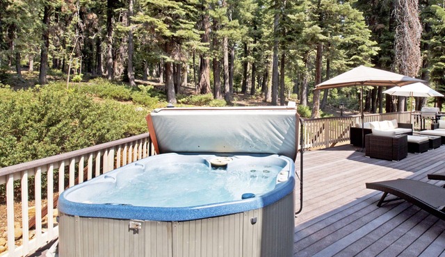 Marie's Getaway - Pool table * Private beach access * HOT TUB