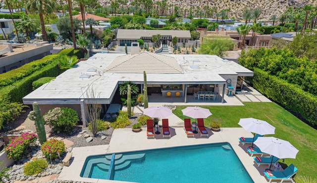 Martini Modern - Bold Design, Poolside Fun, Spa, Fire Pit & Views