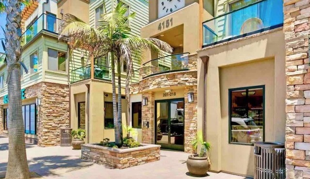 MB Contemporary 4BR/3BA Steps to Sand with Garage