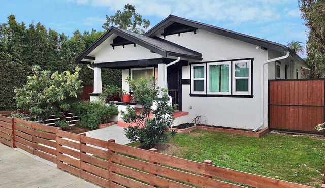Minutes to Beach, Fire Pit, Love Pets, Huge Yard