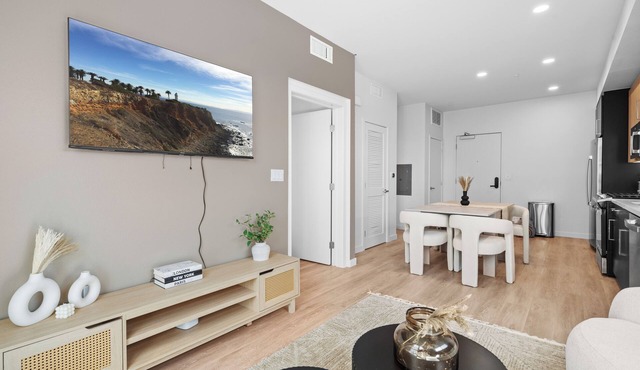 Modern 1BR LA, Workspace Pool Gym