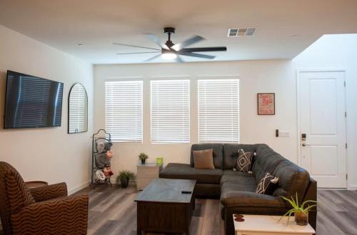 Modern 2BR Townhouse Near Water St & Vegas