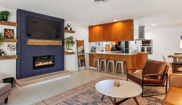 Modern 3BD/2BA Retreat-Walk to Sac State/American River, Near Downtown