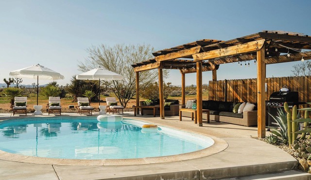 Modern 3BR w/Pool, Spa, Game Room, Pet Friendly, EV Charger by Jantz Properties