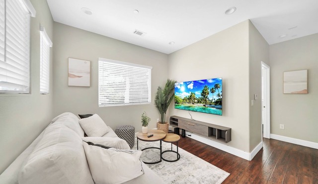 Modern 4 Bedroom Central Oasis with Spa