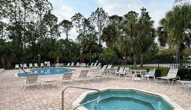 Modern condo with outdoor pool, full kitchen