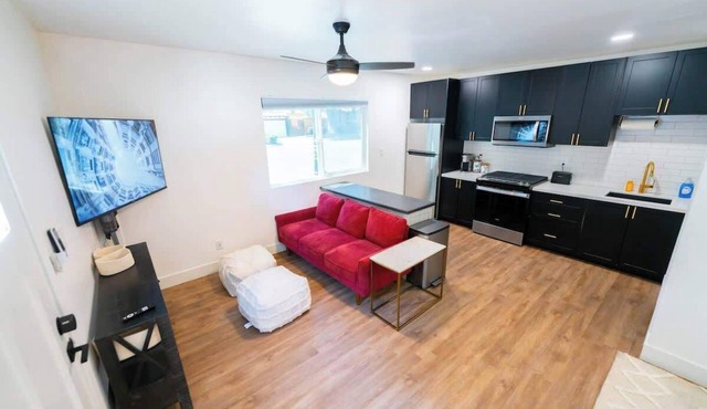 Modern Downtown Guest House w/Private Entrance