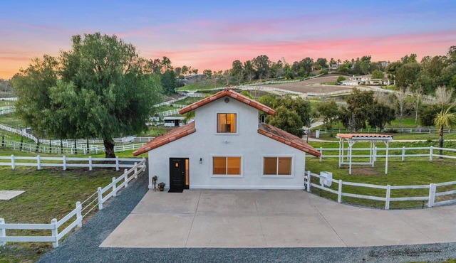 Modern Guesthouse on 5 Acre Estate Near Wineries